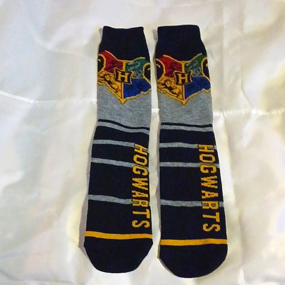 Hogwarts Crew Socks Trio/Gryffindor Tie Set - Picture 9 of 12